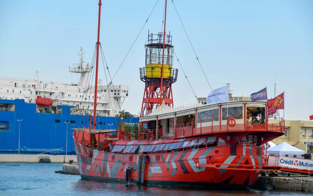 slider 40 Bateau Passagers 300 Personnes, Salle Concert, 3 Bars, 1 Restaurant